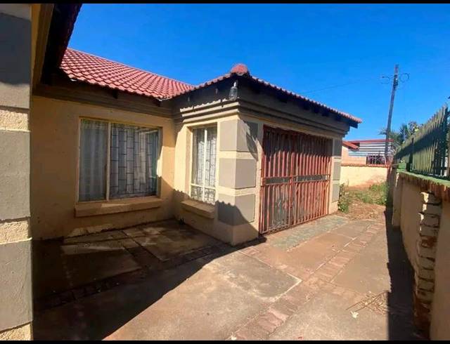 3 BEDROOM HOUSE FOR SALE IN MOFOLO SOUTH